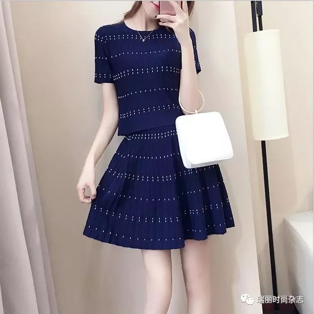 小女人时尚与个性的完美融合，潮流服饰展现风采