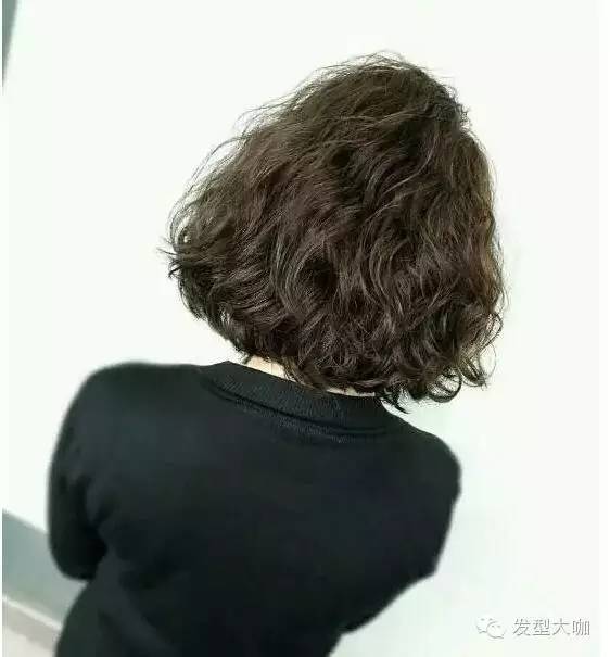 女生中短发烫发魅力与风格变化